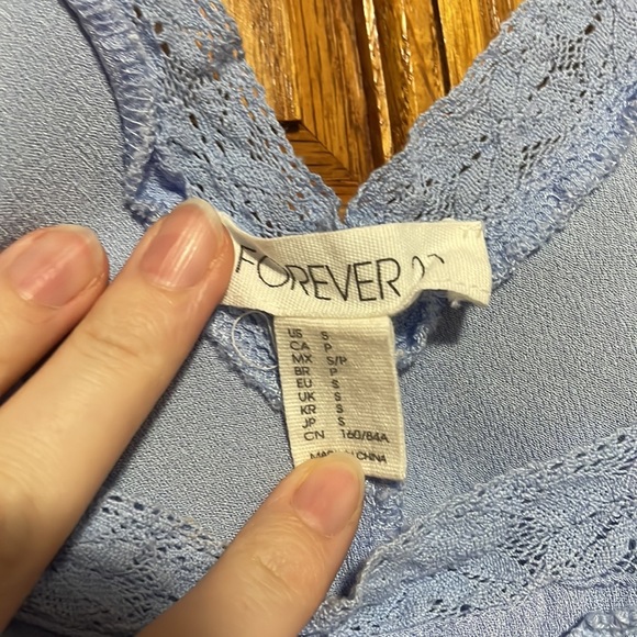 Forever 21 Flowy Crop Top with triangle cut out at back - Picture 4 of 5